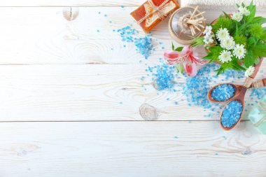 Masaj Spa aksesuarları için hafif bir arka plan üzerinde bir kompozisyon içinde