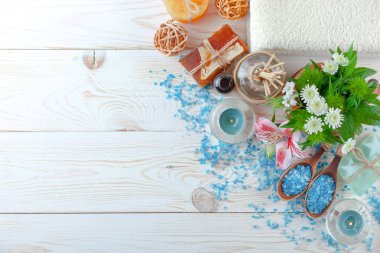 Masaj Spa aksesuarları için hafif bir arka plan üzerinde bir kompozisyon içinde