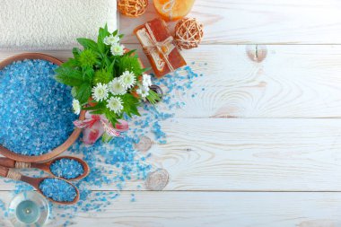 Masaj Spa aksesuarları için hafif bir arka plan üzerinde bir kompozisyon içinde