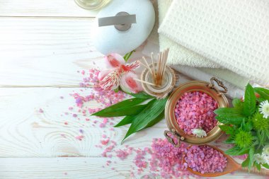 Masaj Spa aksesuarları için hafif bir arka plan üzerinde bir kompozisyon içinde