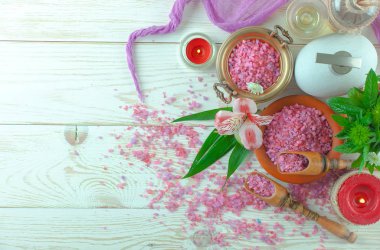 Masaj Spa aksesuarları için hafif bir arka plan üzerinde bir kompozisyon içinde