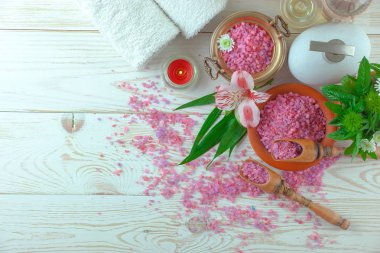 Masaj Spa aksesuarları için hafif bir arka plan üzerinde bir kompozisyon içinde