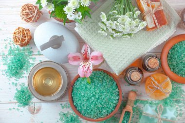 Masaj Spa aksesuarları için hafif bir arka plan üzerinde bir kompozisyon içinde