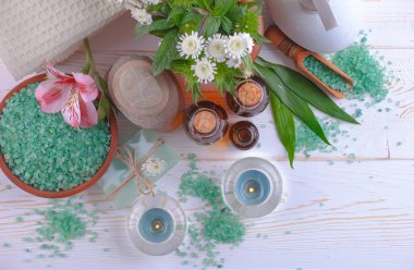 Masaj Spa aksesuarları için hafif bir arka plan üzerinde bir kompozisyon içinde