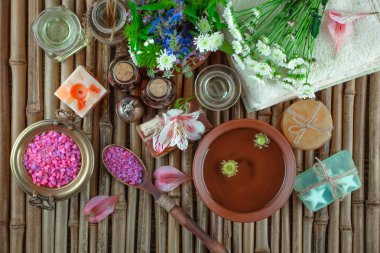 Masaj Spa aksesuarları için hafif bir arka plan üzerinde bir kompozisyon içinde