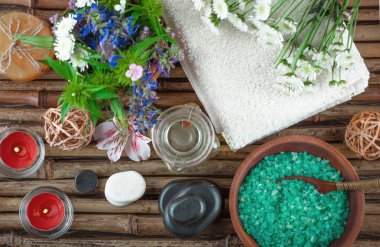 Masaj Spa aksesuarları için hafif bir arka plan üzerinde bir kompozisyon içinde