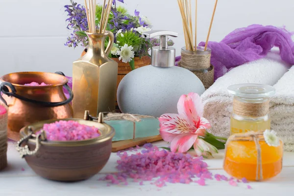 Masaj Spa aksesuarları için hafif bir arka plan üzerinde bir kompozisyon içinde