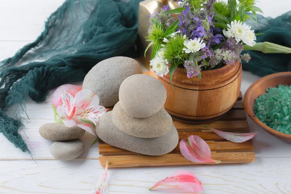 Spa Accessoires Voor Massage Een Compositie Een Lichte Achtergrond — Stockfoto