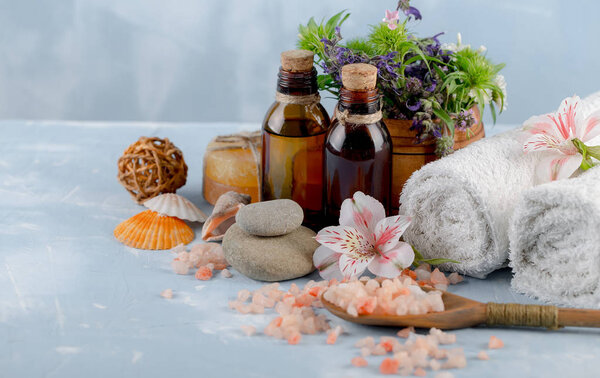 Аксессуары для массажа в композиции на светлом фоне
