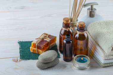 Masaj Spa aksesuarları için hafif bir arka plan üzerinde bir kompozisyon içinde