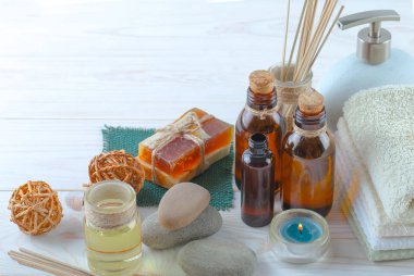 Masaj Spa aksesuarları için hafif bir arka plan üzerinde bir kompozisyon içinde