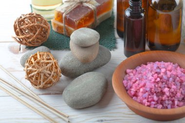 Masaj Spa aksesuarları için hafif bir arka plan üzerinde bir kompozisyon içinde