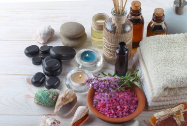 Masaj Spa aksesuarları için hafif bir arka plan üzerinde bir kompozisyon içinde