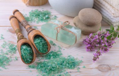 Masaj Spa aksesuarları için hafif bir arka plan üzerinde bir kompozisyon içinde