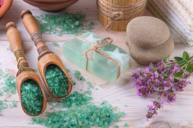 Masaj Spa aksesuarları için hafif bir arka plan üzerinde bir kompozisyon içinde