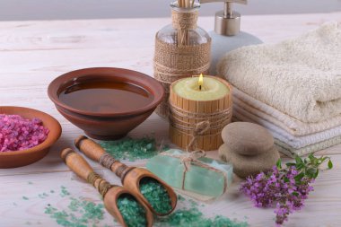 Masaj Spa aksesuarları için hafif bir arka plan üzerinde bir kompozisyon içinde