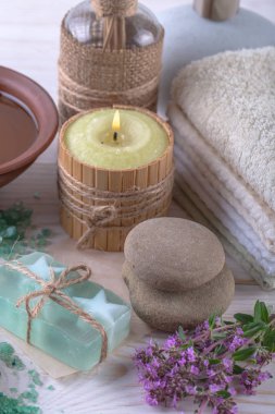 Masaj Spa aksesuarları için hafif bir arka plan üzerinde bir kompozisyon içinde