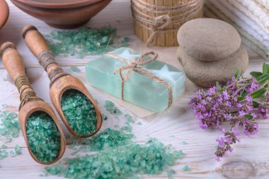Masaj Spa aksesuarları için hafif bir arka plan üzerinde bir kompozisyon içinde