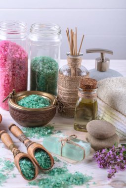 Masaj Spa aksesuarları için hafif bir arka plan üzerinde bir kompozisyon içinde