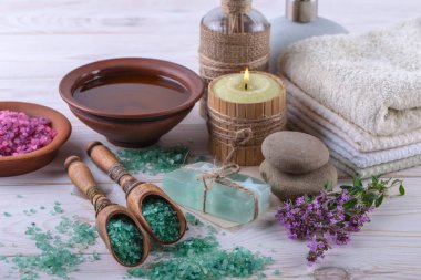 Masaj Spa aksesuarları için hafif bir arka plan üzerinde bir kompozisyon içinde