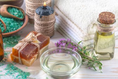 Masaj Spa aksesuarları için hafif bir arka plan üzerinde bir kompozisyon içinde