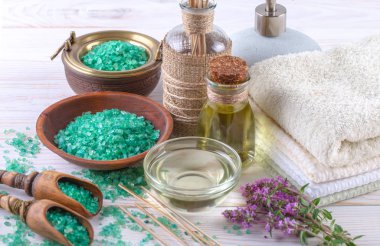 Masaj Spa aksesuarları için hafif bir arka plan üzerinde bir kompozisyon içinde