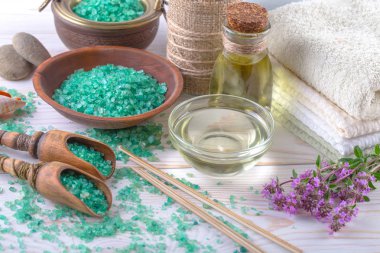 Masaj Spa aksesuarları için hafif bir arka plan üzerinde bir kompozisyon içinde