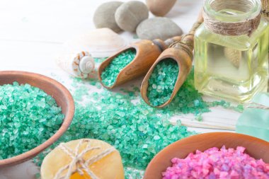 Masaj Spa aksesuarları için hafif bir arka plan üzerinde bir kompozisyon içinde