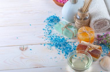 Masaj Spa aksesuarları için hafif bir arka plan üzerinde bir kompozisyon içinde