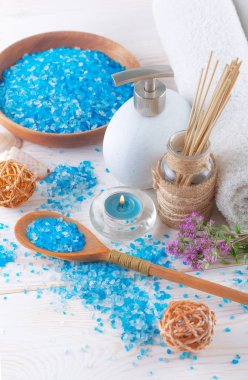 Masaj Spa aksesuarları için hafif bir arka plan üzerinde bir kompozisyon içinde