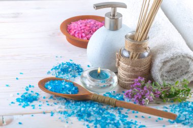 Masaj Spa aksesuarları için hafif bir arka plan üzerinde bir kompozisyon içinde