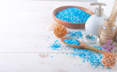 Masaj Spa aksesuarları için hafif bir arka plan üzerinde bir kompozisyon içinde