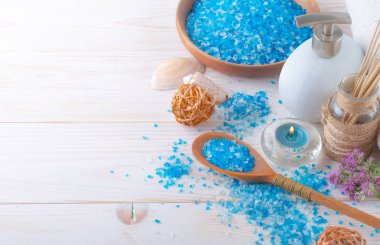 Masaj Spa aksesuarları için hafif bir arka plan üzerinde bir kompozisyon içinde