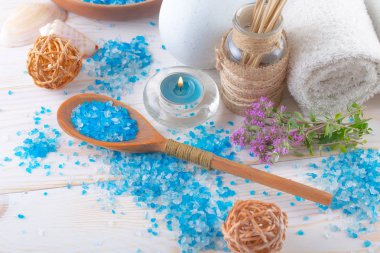 Masaj Spa aksesuarları için hafif bir arka plan üzerinde bir kompozisyon içinde