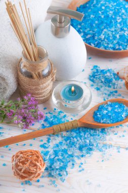 Masaj Spa aksesuarları için hafif bir arka plan üzerinde bir kompozisyon içinde