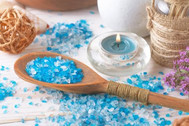 Masaj Spa aksesuarları için hafif bir arka plan üzerinde bir kompozisyon içinde