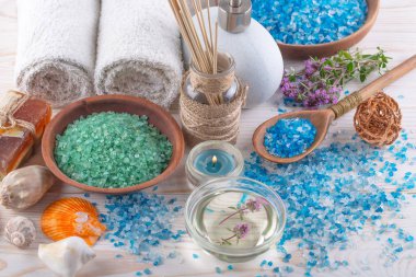 Masaj Spa aksesuarları için hafif bir arka plan üzerinde bir kompozisyon içinde