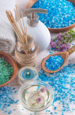Masaj Spa aksesuarları için hafif bir arka plan üzerinde bir kompozisyon içinde