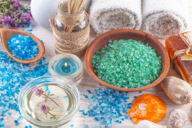 Masaj Spa aksesuarları için hafif bir arka plan üzerinde bir kompozisyon içinde