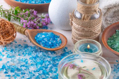 Masaj Spa aksesuarları için hafif bir arka plan üzerinde bir kompozisyon içinde