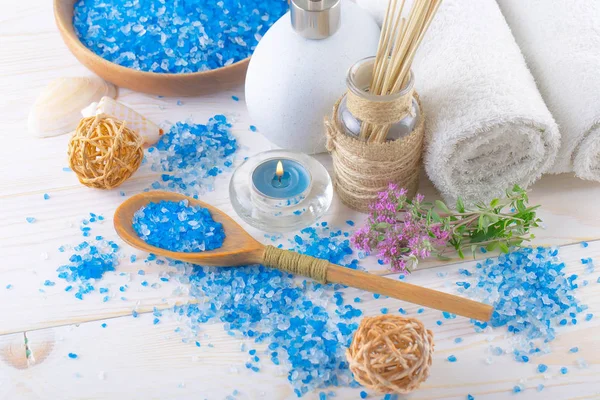 Masaj Spa aksesuarları için hafif bir arka plan üzerinde bir kompozisyon içinde