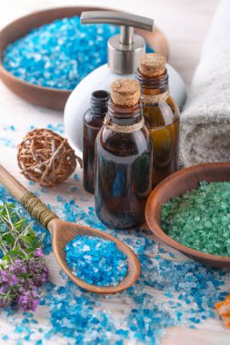 Masaj Spa aksesuarları için hafif bir arka plan üzerinde bir kompozisyon içinde