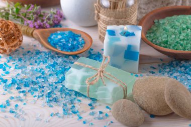 Masaj Spa aksesuarları için hafif bir arka plan üzerinde bir kompozisyon içinde