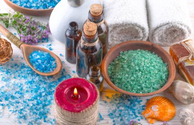 Masaj Spa aksesuarları için hafif bir arka plan üzerinde bir kompozisyon içinde