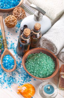 Masaj Spa aksesuarları için hafif bir arka plan üzerinde bir kompozisyon içinde