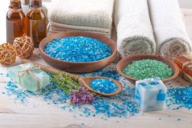 Masaj Spa aksesuarları için hafif bir arka plan üzerinde bir kompozisyon içinde