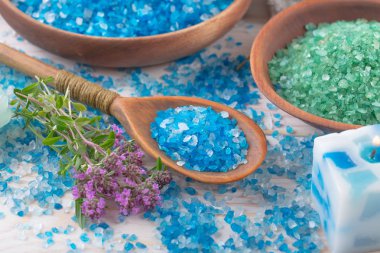 Masaj Spa aksesuarları için hafif bir arka plan üzerinde bir kompozisyon içinde