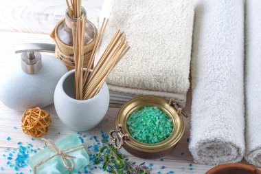Masaj Spa aksesuarları için hafif bir arka plan üzerinde bir kompozisyon içinde