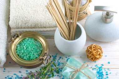 Masaj Spa aksesuarları için hafif bir arka plan üzerinde bir kompozisyon içinde