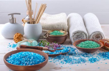 Masaj Spa aksesuarları için hafif bir arka plan üzerinde bir kompozisyon içinde